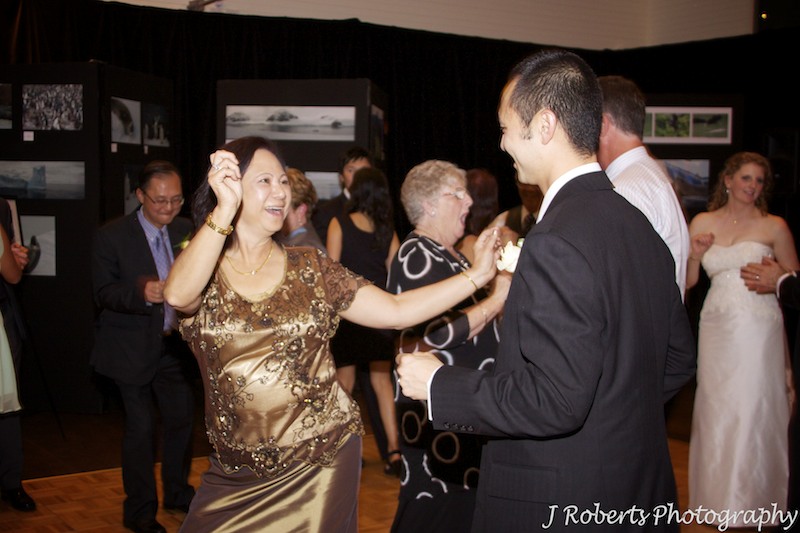 Groom dancing with his mother - wedding photography sydney
